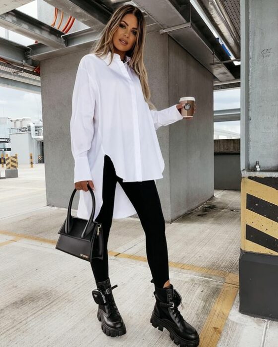 Chica usando un outfit con botas de combate