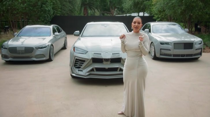 Kim Kardashian mostrando el color de sus autos