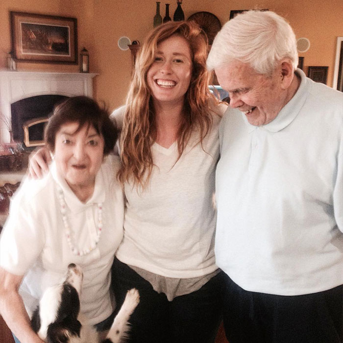 Megan con sus abuelitos