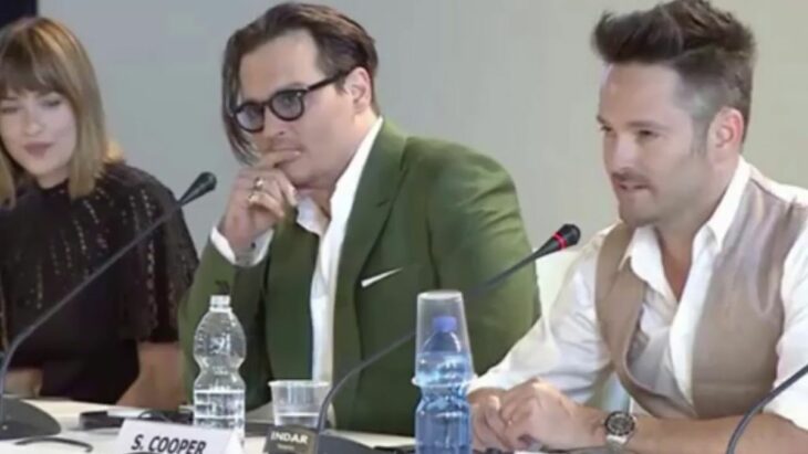 Dakota Johnson junto al actor Johnny Depp en una rueda de prensa en 2015