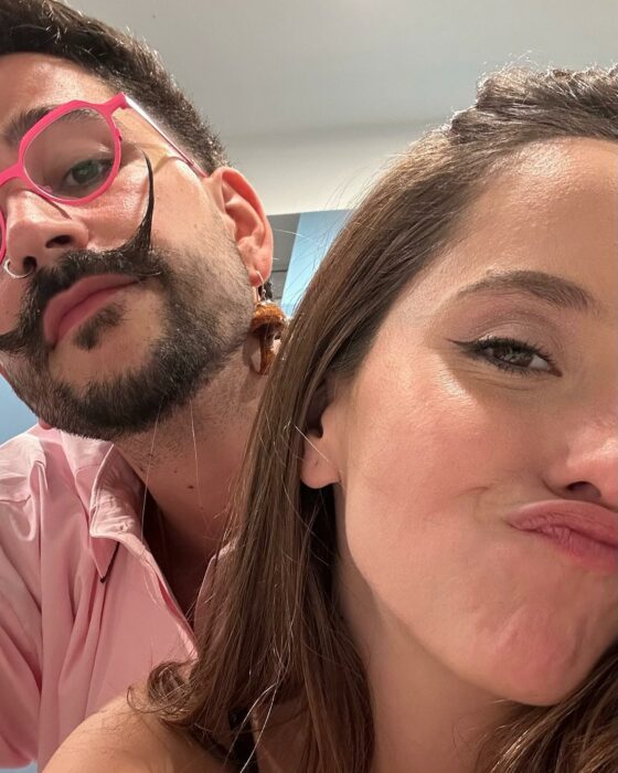 Camilo y Evaluna haciendo caras frente a la cámara en una selfie