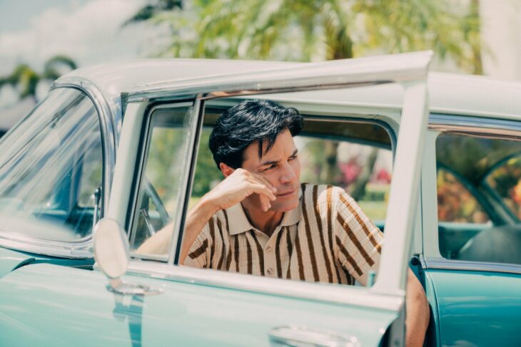 Chayanne posando dentro de un carro para su nueva canción Bailando Bachata