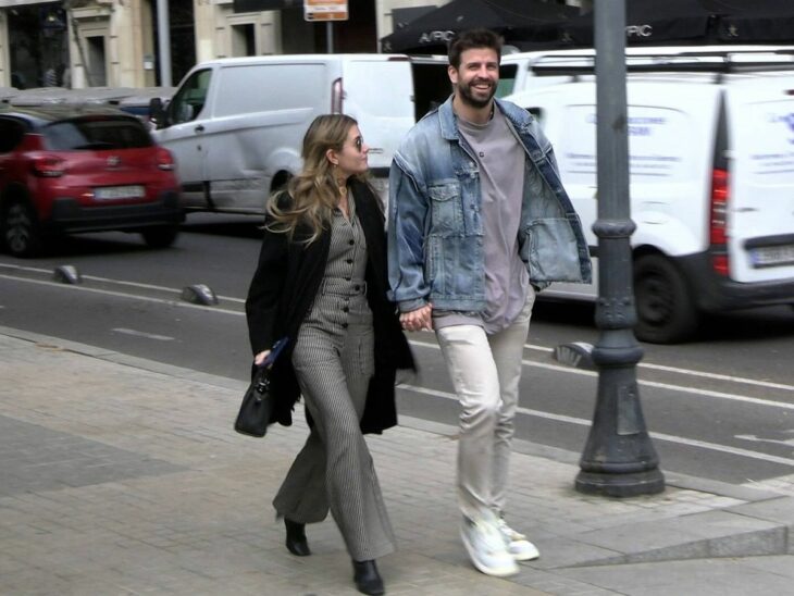 Gerard Piqué y Clara Chía caminando sonrientes por las calles de Barcelona