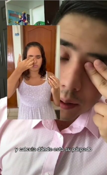 Captura de pantalla de un profesor de braille enseñando a una chica con ceguera a maquillarse