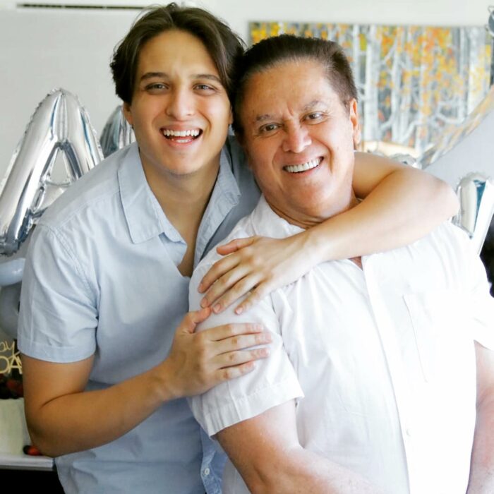 Fotografía de Mario Bezares abrazando a su hijo Alan Bezares
