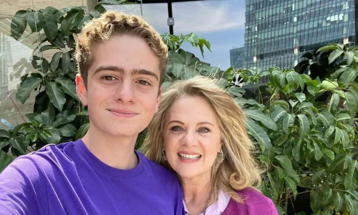 Erika Buenfil junto a su hijo Nicolás, ambos sonríen en la foto, están en un exterior