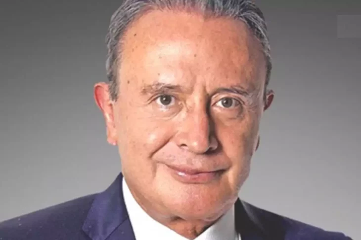 El fallecido periodista Ricardo Rocha en un primer plano de su rostro, con una ligera mueca de sonrisa.