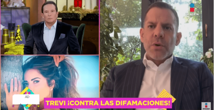 Captura del programa De primera mano donde aparece en entrevista un abogado que lleva saco azul marino y camisa blanca. El conductor, Gustavo Adolfo Infante, lleva un saco de gamuza azul marino con camisa azul cielo. En la parte inferior de la imagen, se observa una foto de la cantante Gloria Trevi.