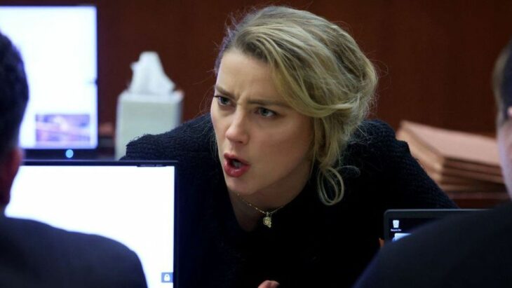 Amber Heard hablando frente a su defensa en el juicio contra Johnny Depp