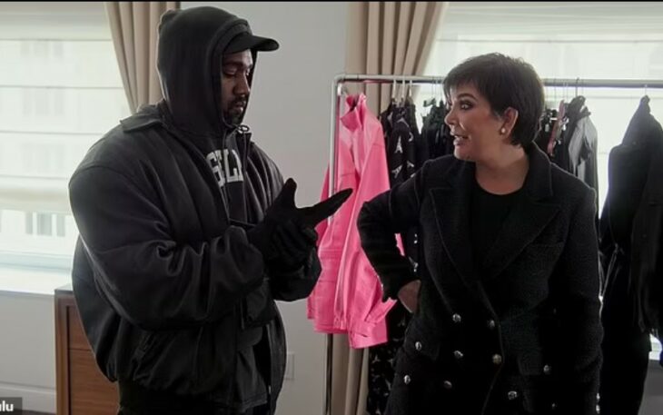 Kanye West saludando y conversando con Kris Jenner