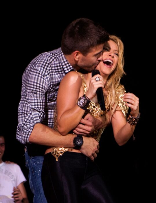 Shakira y Piqué arriba de un escenario