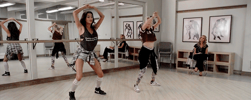 GIF chicas de pretty little liars bailando frente a unos espejos en un salón de baile 