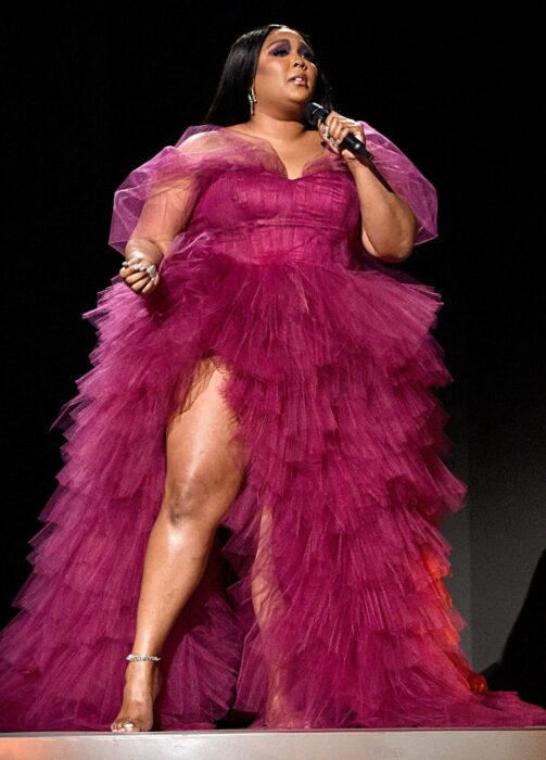 Cantante y rapera estadounidense Lizzo cantando en los premios AMA 2019 con un vestido de tul en color rosa magenta