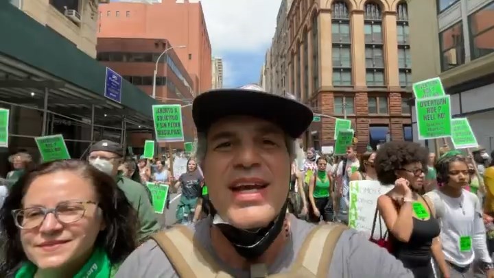 Mark Ruffalo se pone el pañuelo verde y marcha a favor del aborto en Nueva York