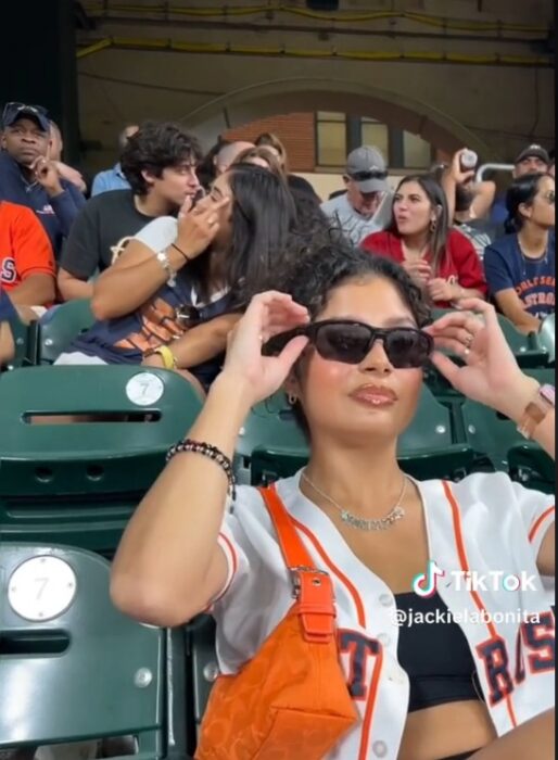 Chica es acosada por otras dos mujeres en estadio de béisbol