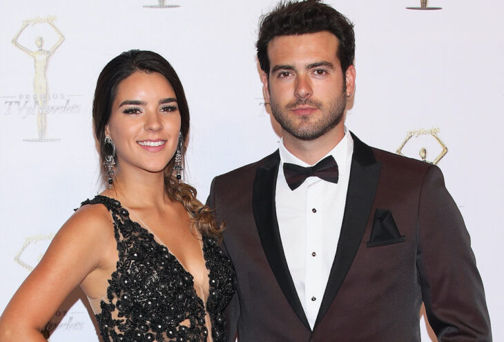 Pablo Lyle y Ana Araujo en la alfombra roja de un evento televisivo