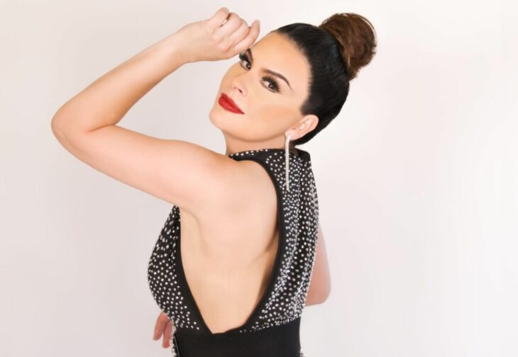 Raquenel Portillo mejor conocida como Mary Boquitas posa con elegante atuendo para la cámara