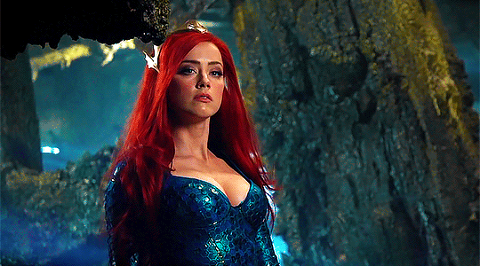 Gif de Amber Heard en una escena en su papel como Mera en Aquaman