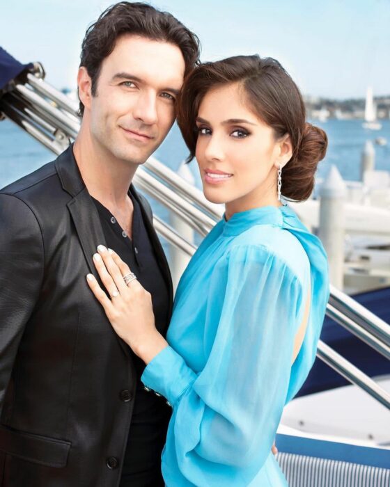 Sandra Echeverría y Leonardo de Lozanne abrazados