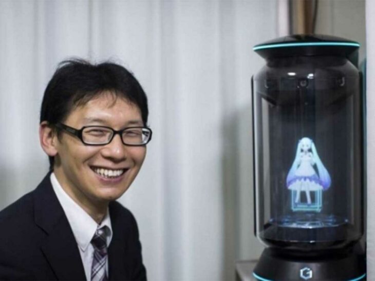 Akihiko Kondo, el japonés que se casó con un holograma de la estrella pop Hatsune Miku