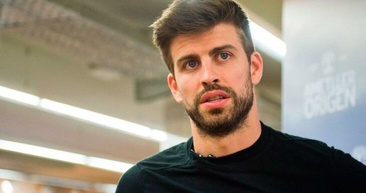 Gerard Piqué está pensativo, lleva barba y bigote muy marcados