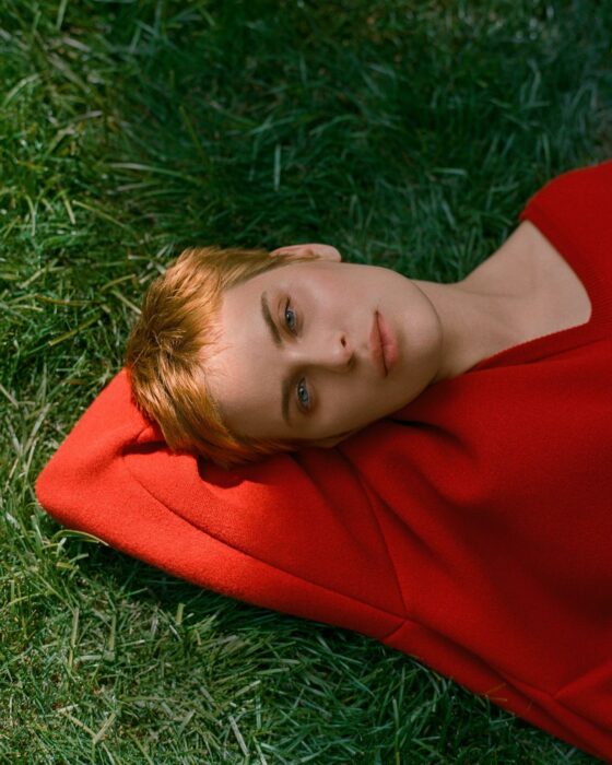 Foto de Tallulah Willis recostada en el césped