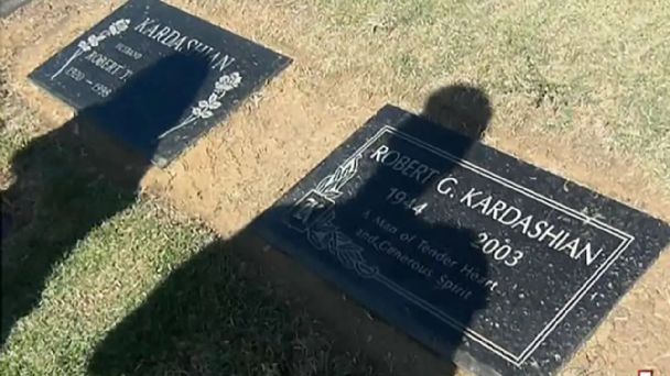 Travis Barker visitando la tumba de Robert Kardashian