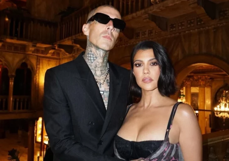 Travis Barker posando para una foto junto a Kourtney Kardashian