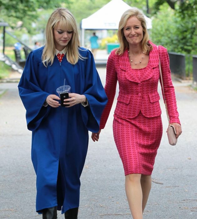 madre traje rosa hija con toga de graduación emma stone