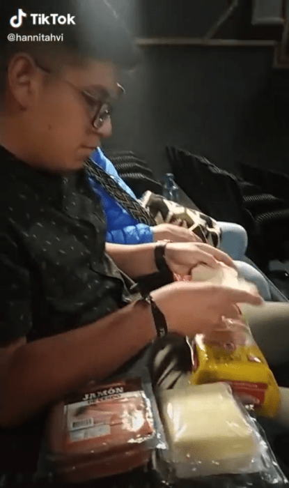 Captura de pantalla de un joven preparando un sándwich en plena sala del cine.