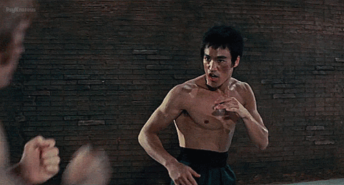 Gif de Bruce Lee luchando en una de sus películas