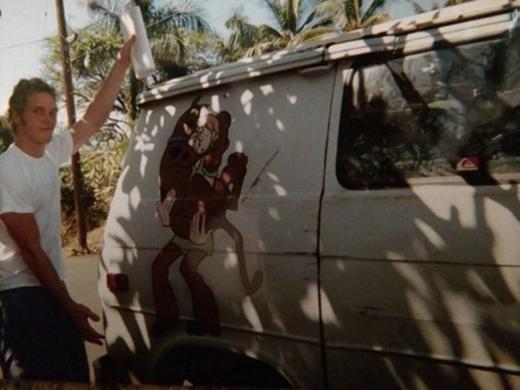 Chris Pratt junto a su furgoneta en Hawaii