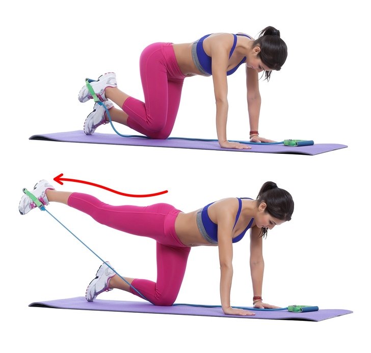 Chica realizando un ejercicio con bandas elásticas