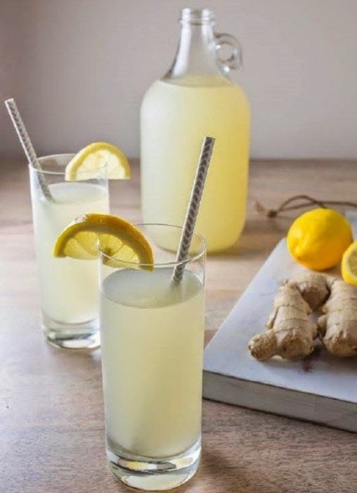 Vasos con té de jengibre con limón