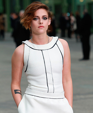 Kristen Stewart posando durante una sesión de fotos en un evento