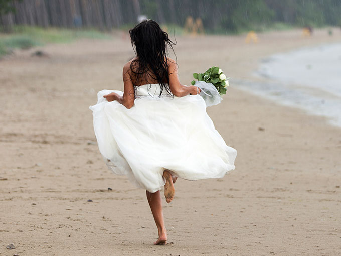 Novia corriendo por la playa