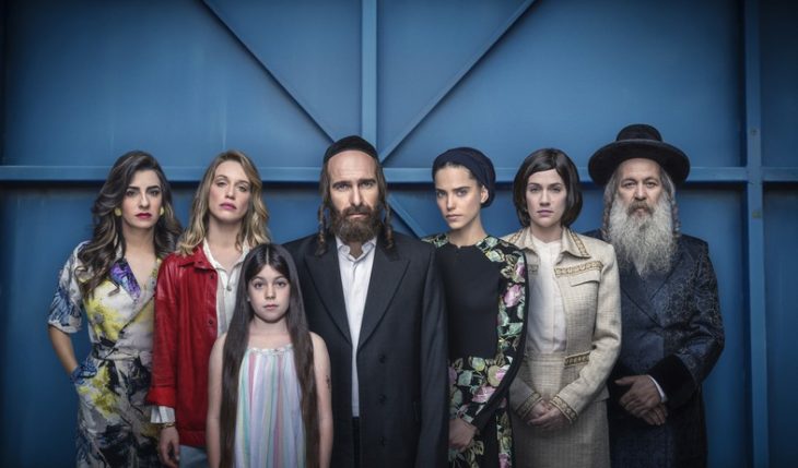 Elenco de la serie Autonomies recargados en un portón azul cielo