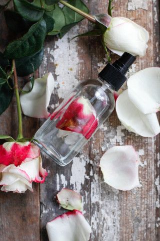 Tónico facial con pétalos de rosa