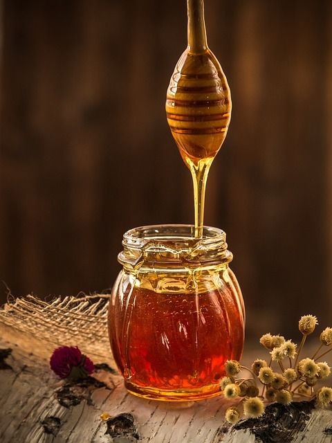 Tarro de cristal con miel de abeja para un tónico facial
