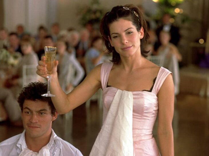 Sandra Bullock en la película 28 días brindando durante una boda