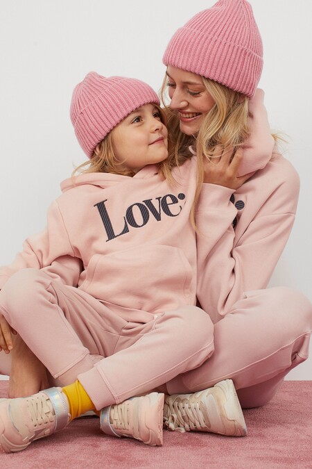 Mamá e hija vestidas igual