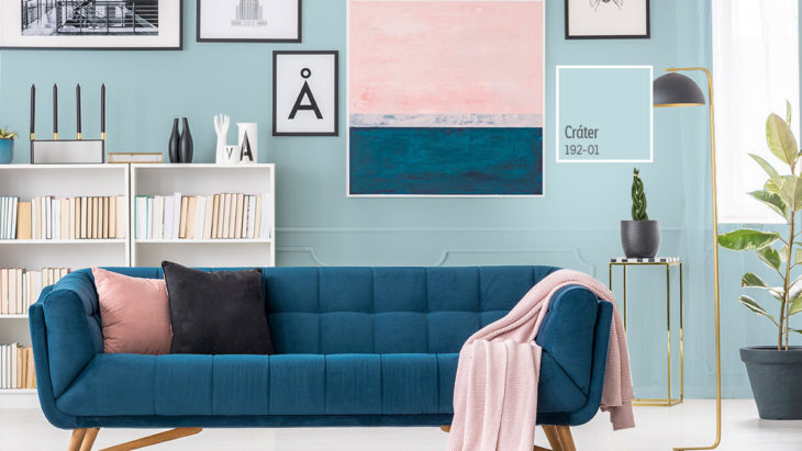 Sala de lectura decorada en tonos azules turquesa con rosa pastel