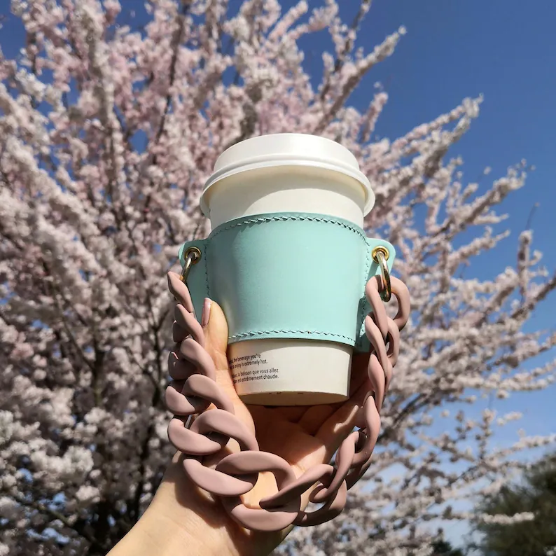 Bolso azul; 12 Coffee and Chains perfectos para completar tu outfit