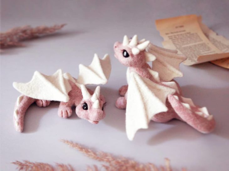 Pareja de dragones rosados con alas blancas hechos a mano