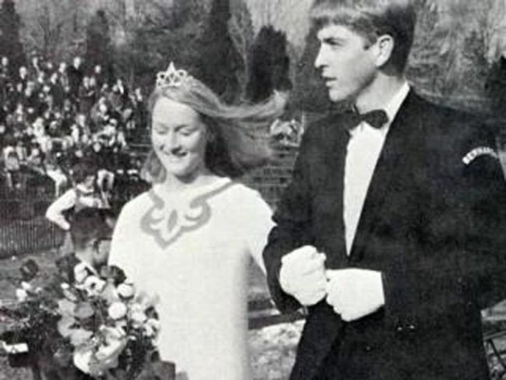 Meryl Streep siendo coronada durante su graduación
