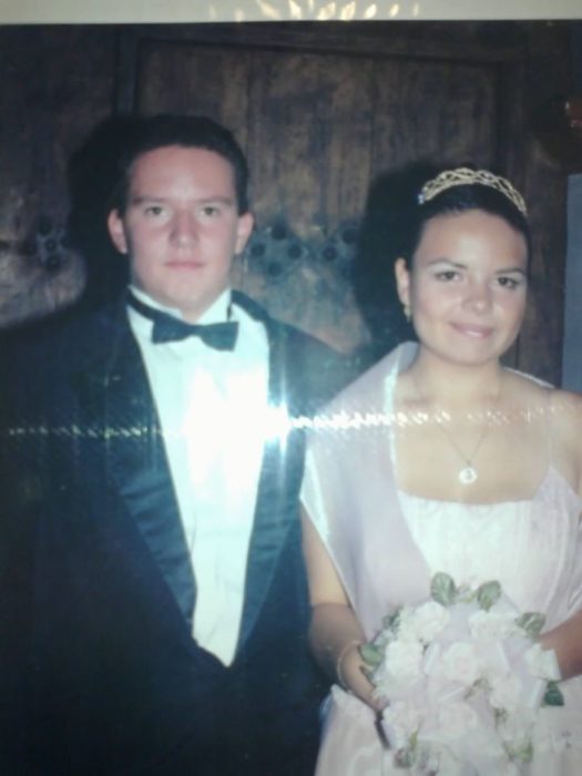 Pareja de recién casados frente al altar