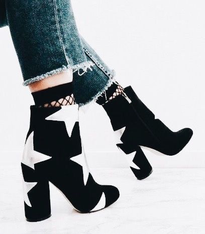 Botines negros con estrellas blancas