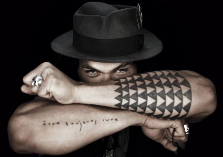 Jason Momoa mostrando los tatuajes que lleva en los antebrazos