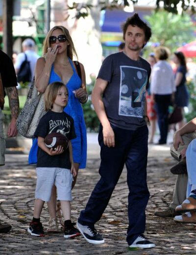 Famosas dando un paseo o sentadas junto a sus hijos