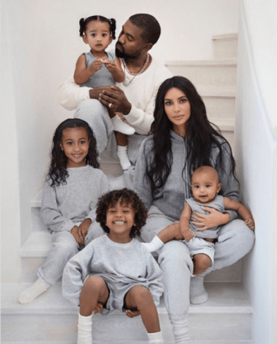 Famosas dando un paseo o sentadas junto a sus hijos